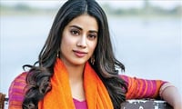 পথশিশুকে খাবার দিলেন, জাহ্নবী কাপুরের মানবিকতার প্রশংসা